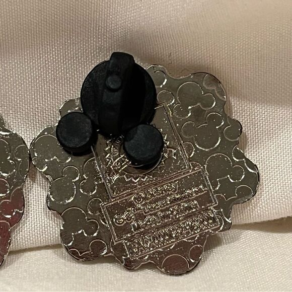 Disney Star Wars Collectible trading 3 Pin Set Snowflake R2-D2 Master Yoda C-3PO - Picture 6 of 8